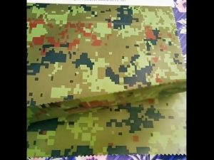Kina tillverkare grossist kamouflage präglade regnkläder geotextil tyg för utomhus tyg